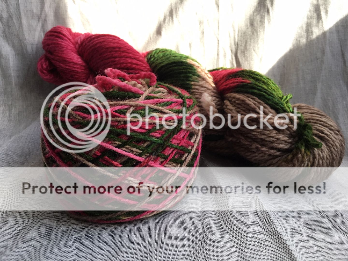 Hand Painted BFL Aran *Strawberry Field* Hand Painted BFL Aran *Strawberry Field*